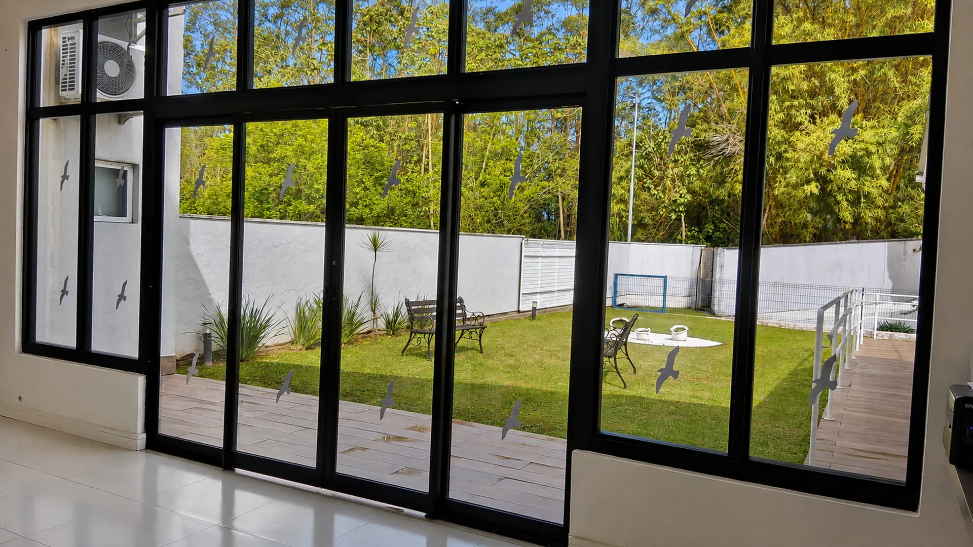 Espaço de convivência com vista para o gramado e a área verde