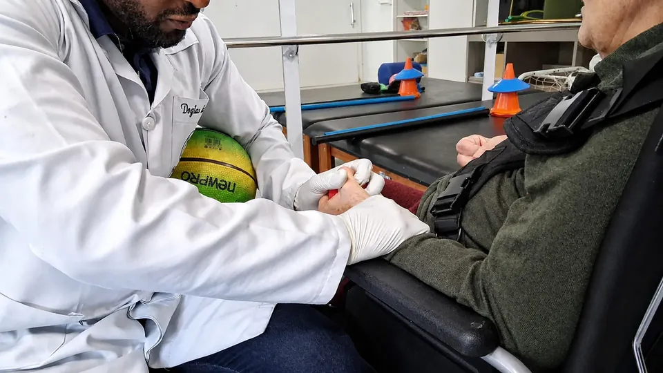 Profissional da Nova Belluno durante atendimento a um residente