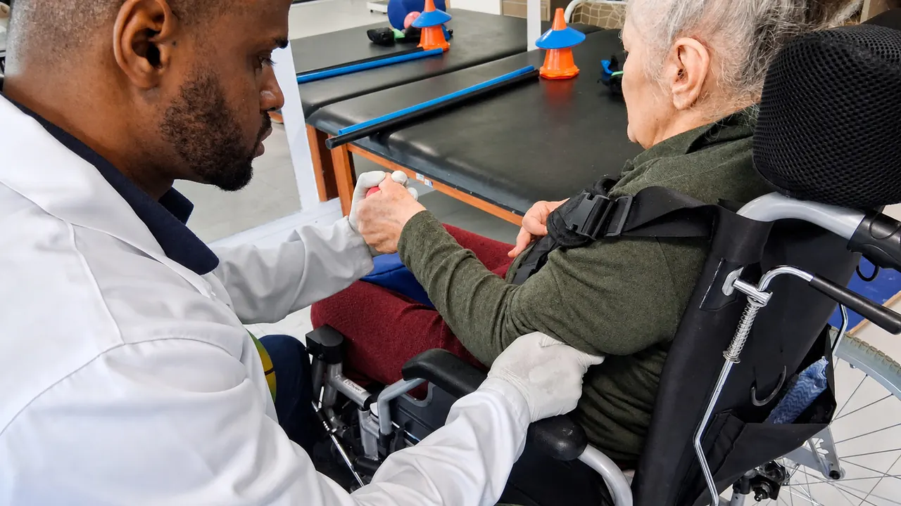 Profissional da Nova Belluno acompanhando um residente durante atendimento