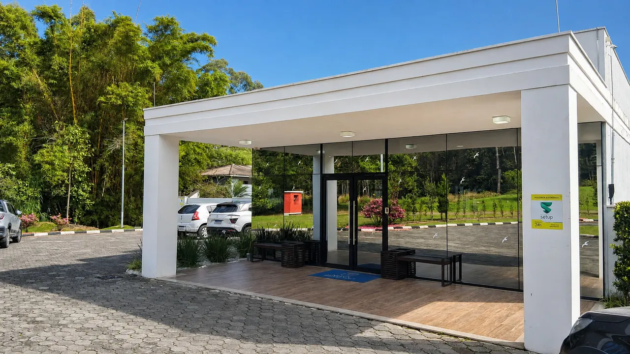 Entrada da unidade principal da Nova Belluno em Siderópolis, cercada por jardins
