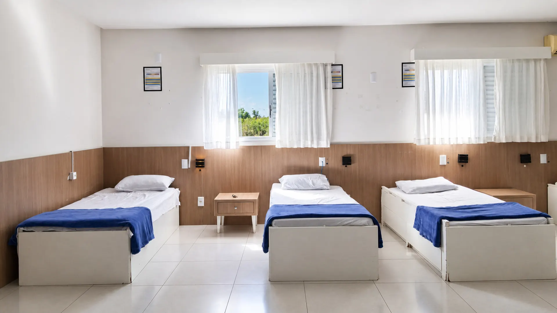 Quarto claro e organizado da Nova Belluno, preparado para o conforto dos residentes