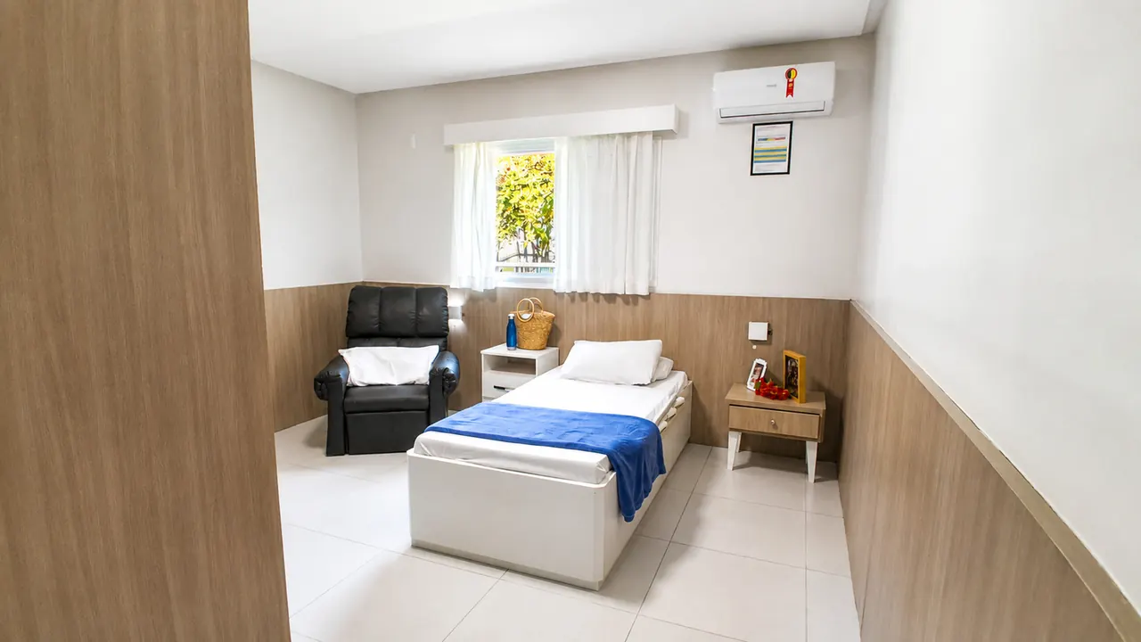Quarto individual da Nova Belluno com poltrona de acompanhante