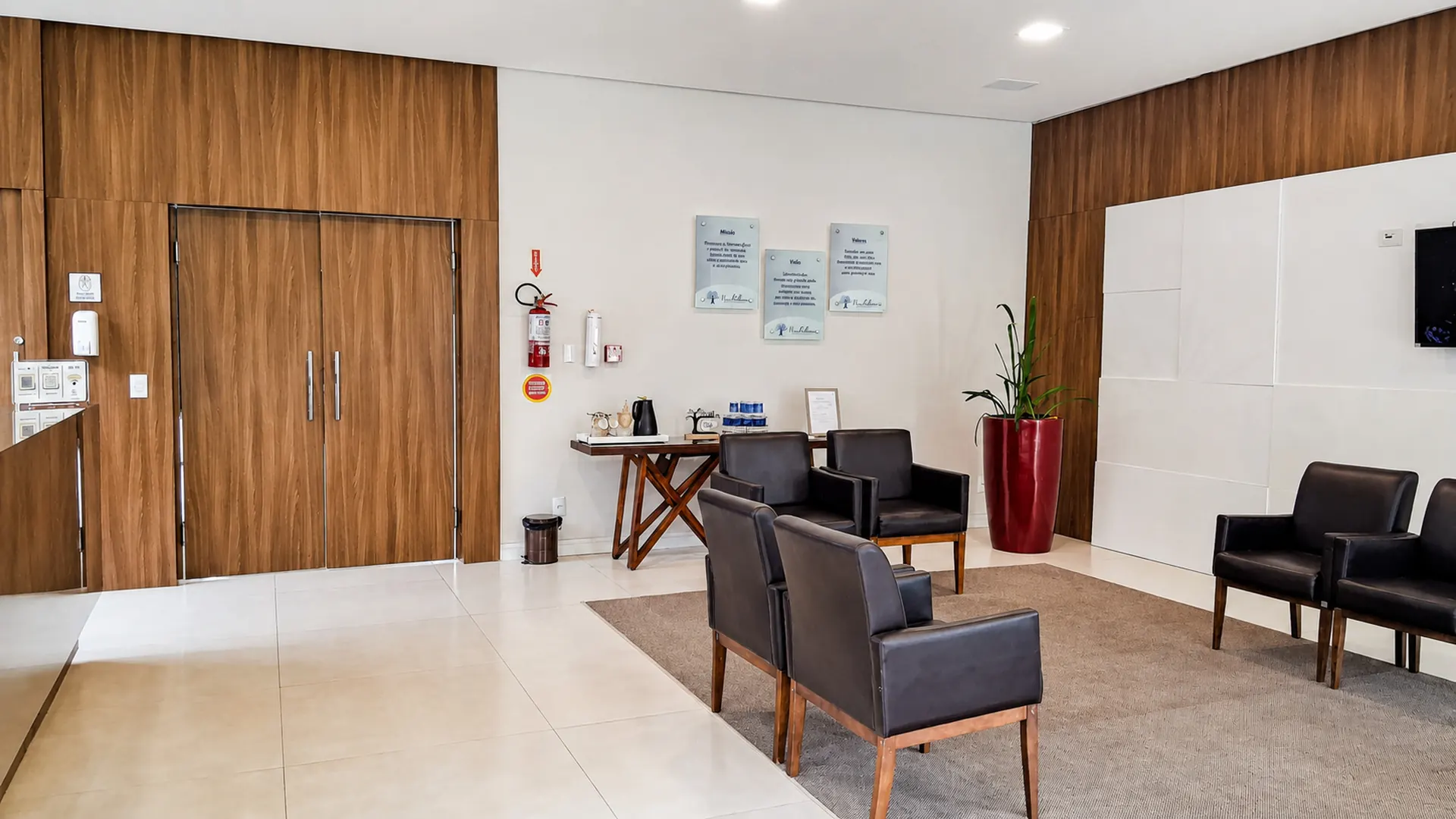 Recepção da Nova Belluno com área de espera acolhedora